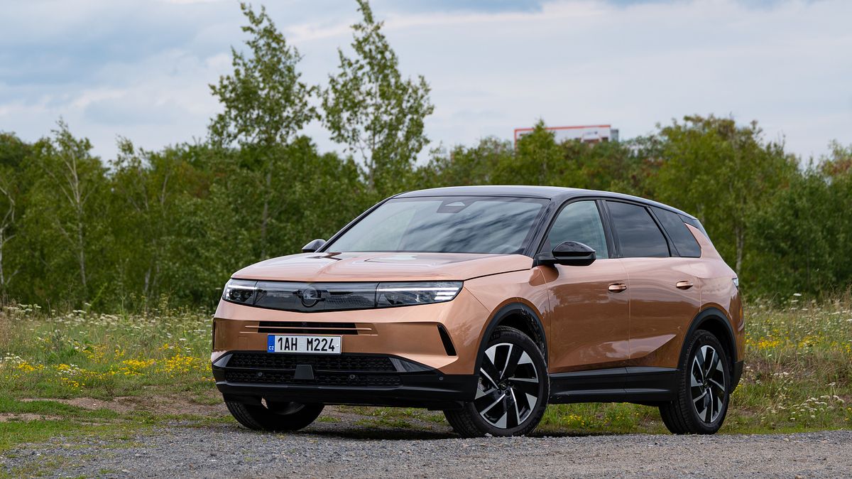 Větší, praktičtější, modernější. Nový Opel Grandland se povedl. A jako hybrid s tříválcem jezdí za málo